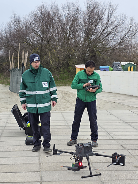 Tecnici di Arpae al lavoro con i droni